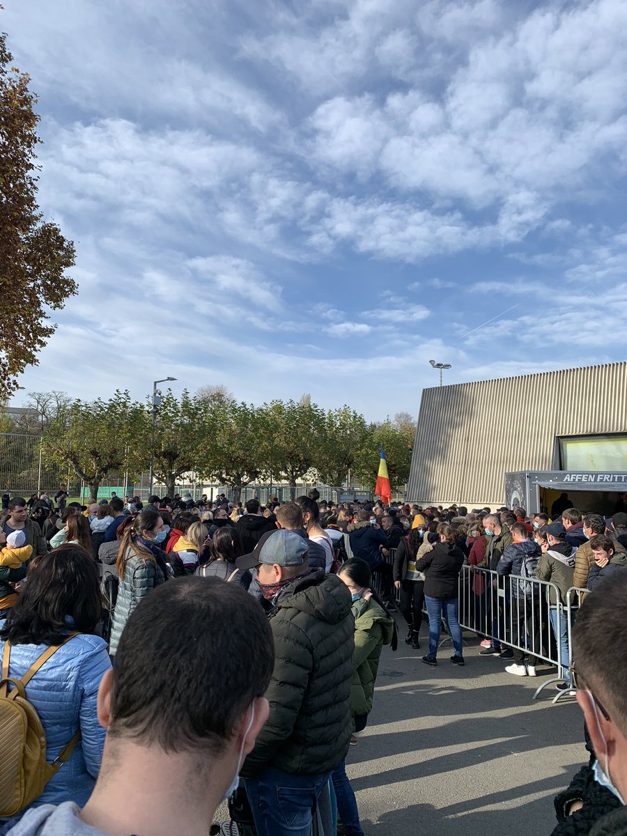 22. I’m still queueing in Frankfurt (closer), people are getting angry. They believe the process can be bettered. Many of them are with kids under 10 years old. Some suspect that the authorities knew that more will vote and didn’t do anything to create better conditions.