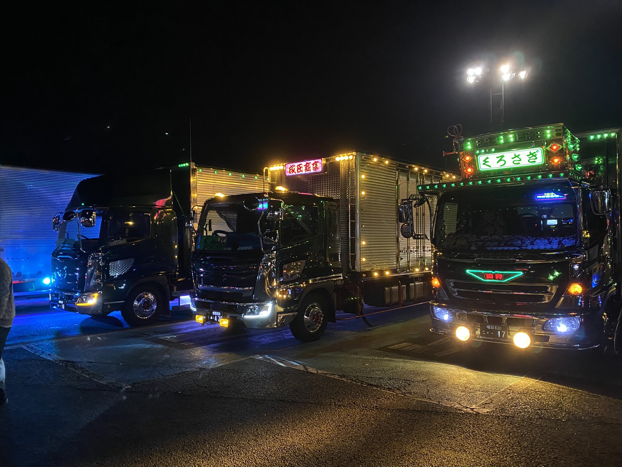 黒田湧暉 11月14日ナイトミーティングに参加させて貰いました デコトラ400台ほど集まった見たい 大阪からあやなちゃん さらちゃん家族が駆けつけてくれた 安全窓も何とかミーティングに間に合って良かった デコトラ ナイトミーティング