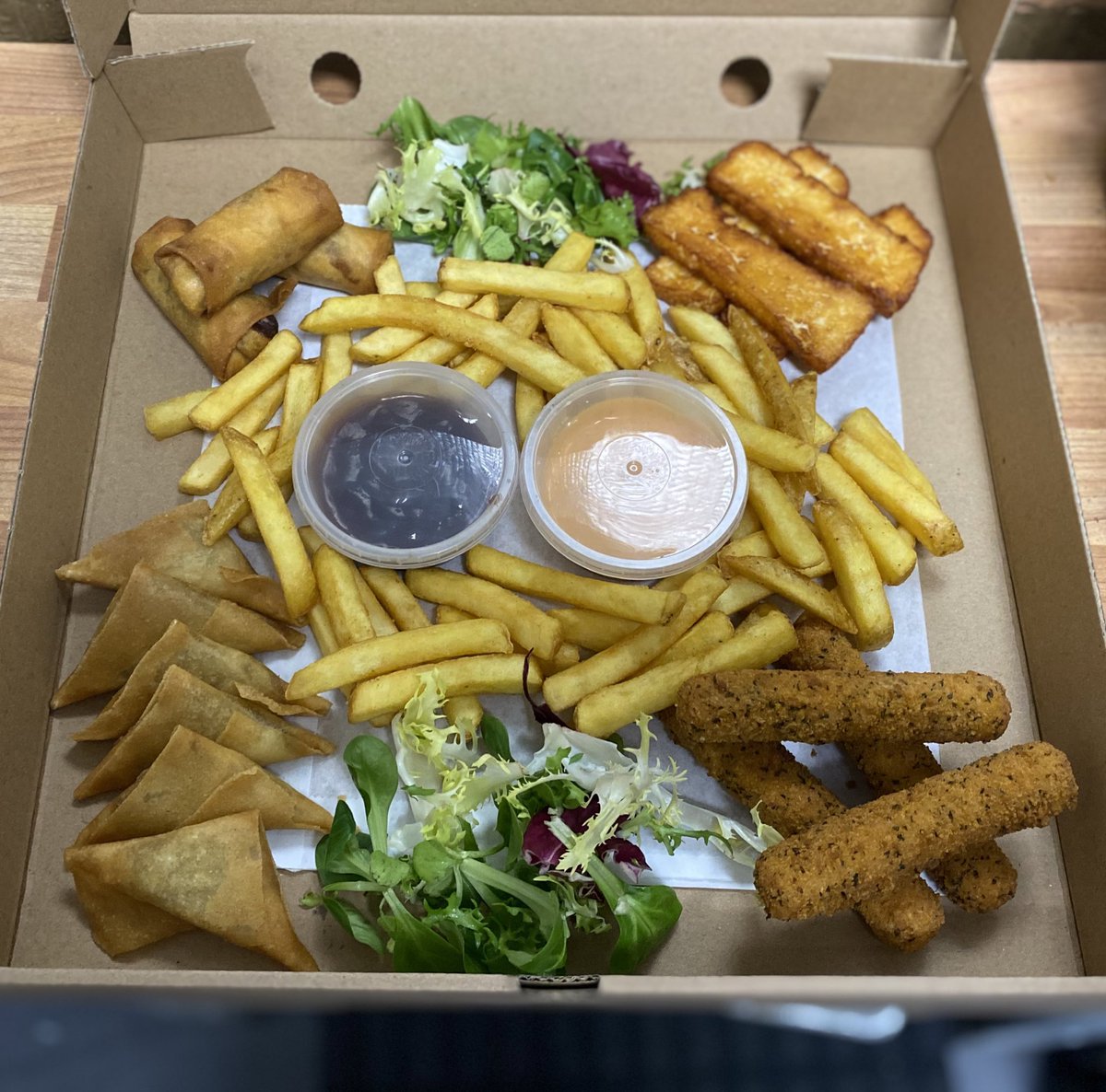 winehubdevon's tweet photo. Our veggie Munchie box has actually surprisingly out sold the Non veggie munchie box! 

Not much finesse on these I’m afraid but they’re exactly what you need during these winter nights in watching a film or rediscovering board games!

#MunchieBox #VeggieBox #Food https://t.co/7slWjoNxtT