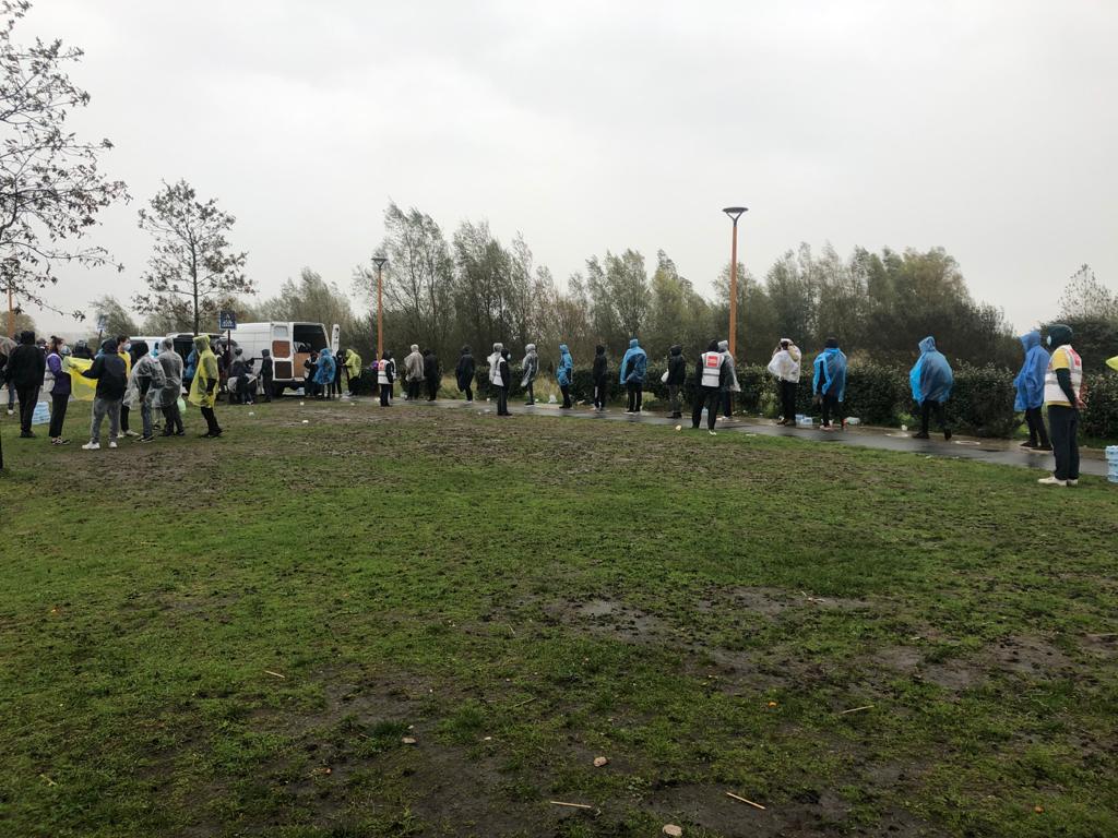Care4Calais's tweet photo. If you stand in a distribution line this long in the rain, you must really need a coat.

This was the queue in Dunkirk. But we still need to find coats for thousands of people in Calais, Belgium and the UK. To donate a coat or help us buy a new one, go to https://t.co/QgPEYMjQeS https://t.co/eJWSA4ODP2