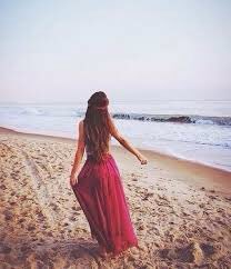 Ti meriti un amore che ti ascolti
quando canti
che ti appoggi quando fai la ridicola
che rispetti il tuo essere libera
che ti accompagni nel tuo volo
che non abbia paura di cadere
Ti meriti un amore che ti spazzi via le
bugie
che ti porti il sogno il caffè
e la poesia

F. Kahlo