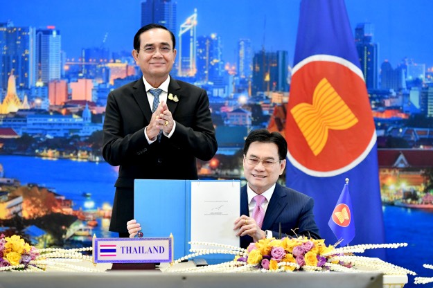 MFAThai's tweet photo. Prime Minister of #Thailand, along with leaders of 15 countries, witnessed the signing of #RCEP during #ASEAN2020.The agreement is the world's largest #FTA, attracting trade&investment, improve commercial competitiveness, and strengthen regional economic value for public benefits https://t.co/ISB9vaCWGX