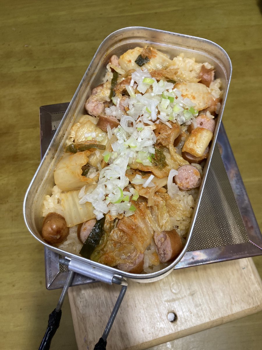 koca_mp's tweet photo. キムチウインナーご飯
名前の通りのご飯笑
あとはコンソメを加えて炊くだけ。
やっぱりソーセージって美味い！
#メスティン飯 #メスティン #朝ごはん #あさごはん #コンソメ #ソーセージ #おなかすいた https://t.co/6WwFAhpiO9