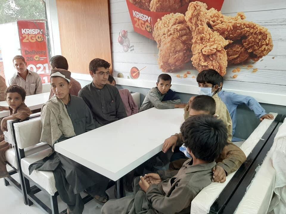 UsmanJanjua01's tweet photo. کراچی میں ایک ہوٹل نے افتتاحی تقریب میں چھوٹے مزدور بچوں کو مدعو کیا 
افتتاح ان بچوں سے کروایا اور سب کو کھانا بھی کھلایا 
ایک بہترین مثال قائم کی https://t.co/2wt9pWiaUG