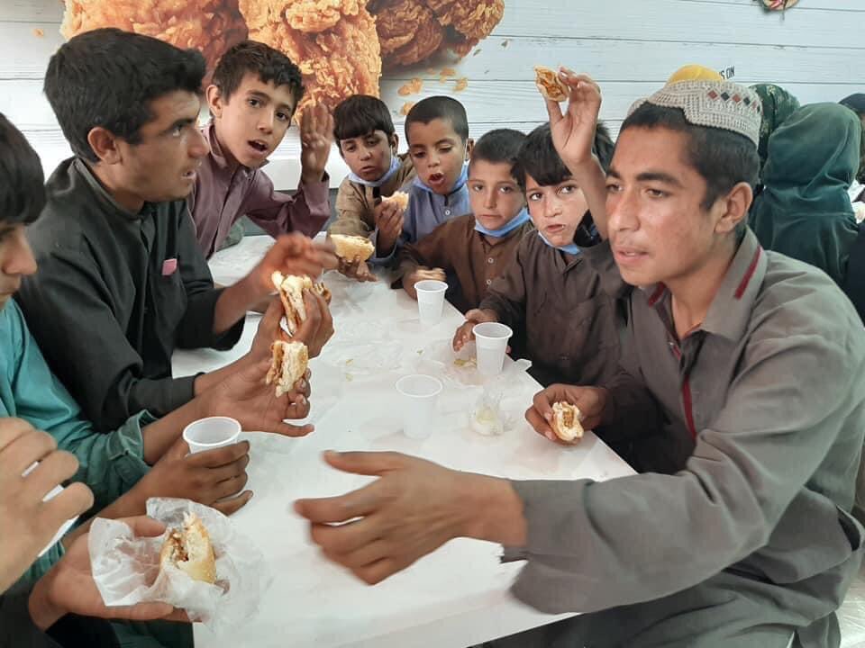 UsmanJanjua01's tweet photo. کراچی میں ایک ہوٹل نے افتتاحی تقریب میں چھوٹے مزدور بچوں کو مدعو کیا 
افتتاح ان بچوں سے کروایا اور سب کو کھانا بھی کھلایا 
ایک بہترین مثال قائم کی https://t.co/2wt9pWiaUG
