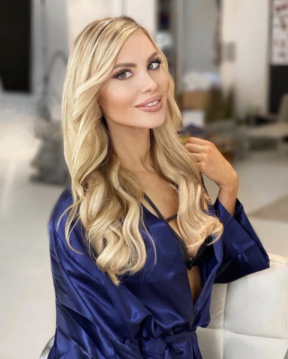 EvaLutz's tweet photo. Good Sunday everyone - bts from a photoshoot in Germany ✌️

#blonde #hazeleyes #evalutz #missevalutz #beauty #fashion #work #studio #shoot #blue #satin https://t.co/wrkuagVoLl