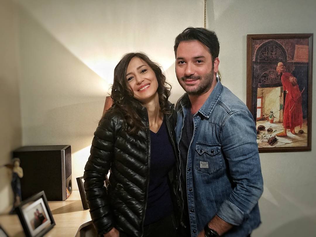 mavimsiuser's tweet photo. Şimdi şu iki çifte iyi bakın siz onların kesip attığı tırnak bile olmazsınız😏hem sizin ne haddinize kendinizi onlarla bir tutuyorsunuz kendinizi bir halt zannetmeyin #ArkaSokaklar https://t.co/sEPKMPBHN3