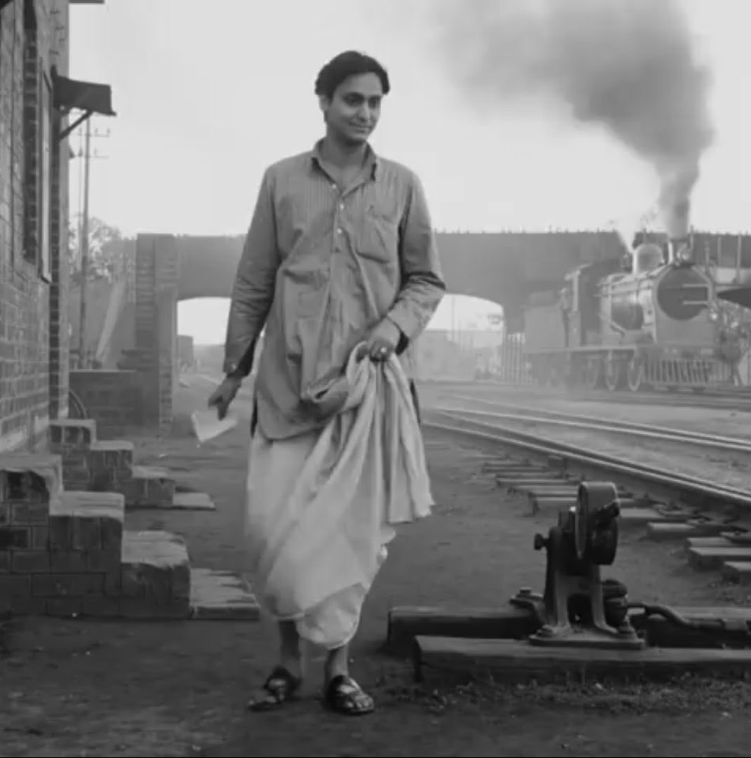piya_unturned's tweet photo. We in Bengal will be in mourning today.We will wallow. We’ve lost a part of ourselves. Oh, that charming, soft ‘masculinity’ on screen and the sharp intellect and political presence off screen. They really, really don’t make’em like you anymore. #SoumitraChattopadhyay 
#Soumitra https://t.co/GV9K2gpZXY