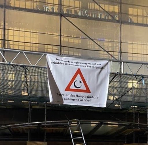 MehmetCelebi's tweet photo. Es wird richtig gemütlich in Deutschland. Brennende Moscheen, Fantasien über Moscheenschließungen, Kriminalisierung ganzer Moscheeverbände, mediale und politische Hetzjagd und Willkommensbanner wie hier in Bielefeld. Aber nein das Problem bleibt der „legalistische Islamismus“. https://t.co/aUAMC18Sa4