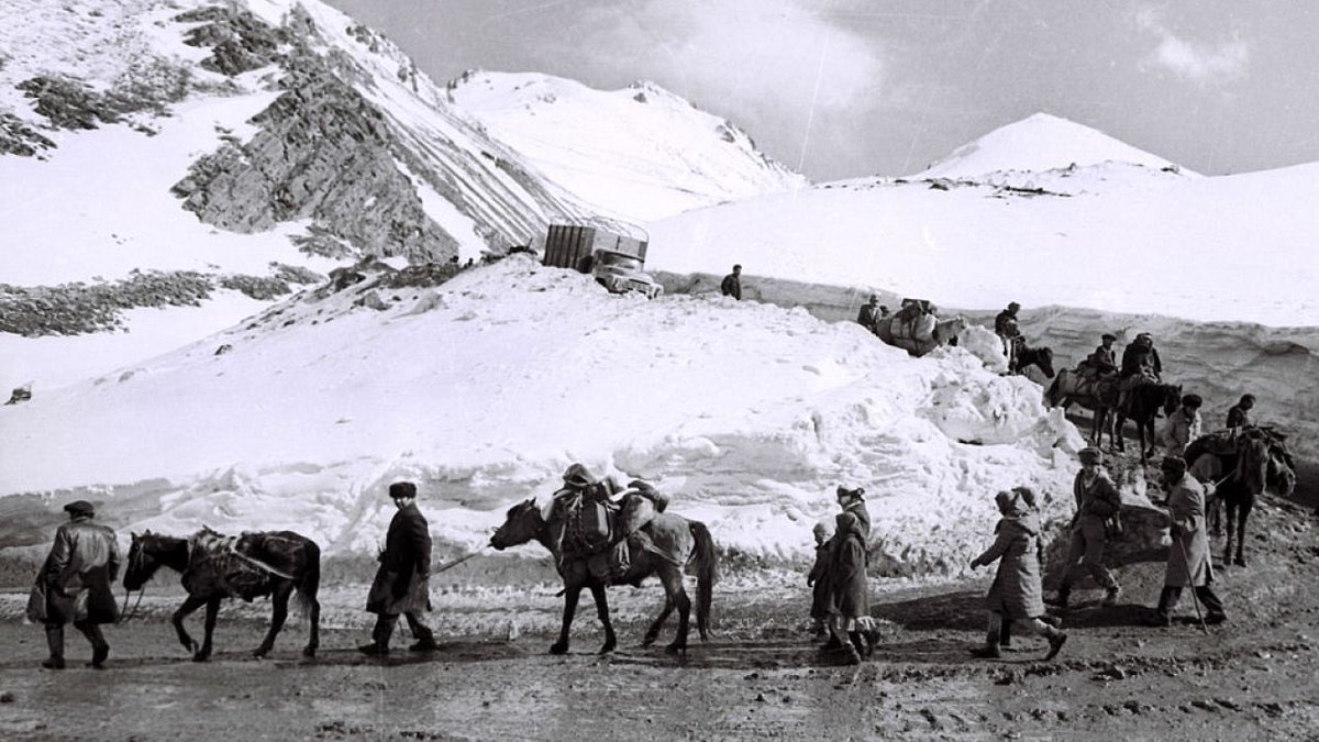 Farkhaad's tweet photo. 10 hours to #Azerbaijanis to leave their legal houses in #Kalbajar (1993) Extra 10 days to #Armenians to leave occupied houses of Azerbaijanis in Kalbajar (2020)
We waited for 27 years, we can wait for 10 more days. 

 #KarabakhisAzerbaijan https://t.co/piL5MuAY6J