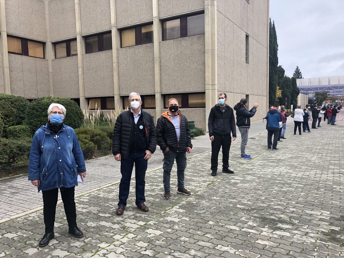 Con las compañeras de <a href="/IUGetafe/">IU Getafe 🔻</a> en la concentración del Hospital de #Getafe para denunciar la política del gobierno de Ayuso y defender una #SanidadPública de calidad.