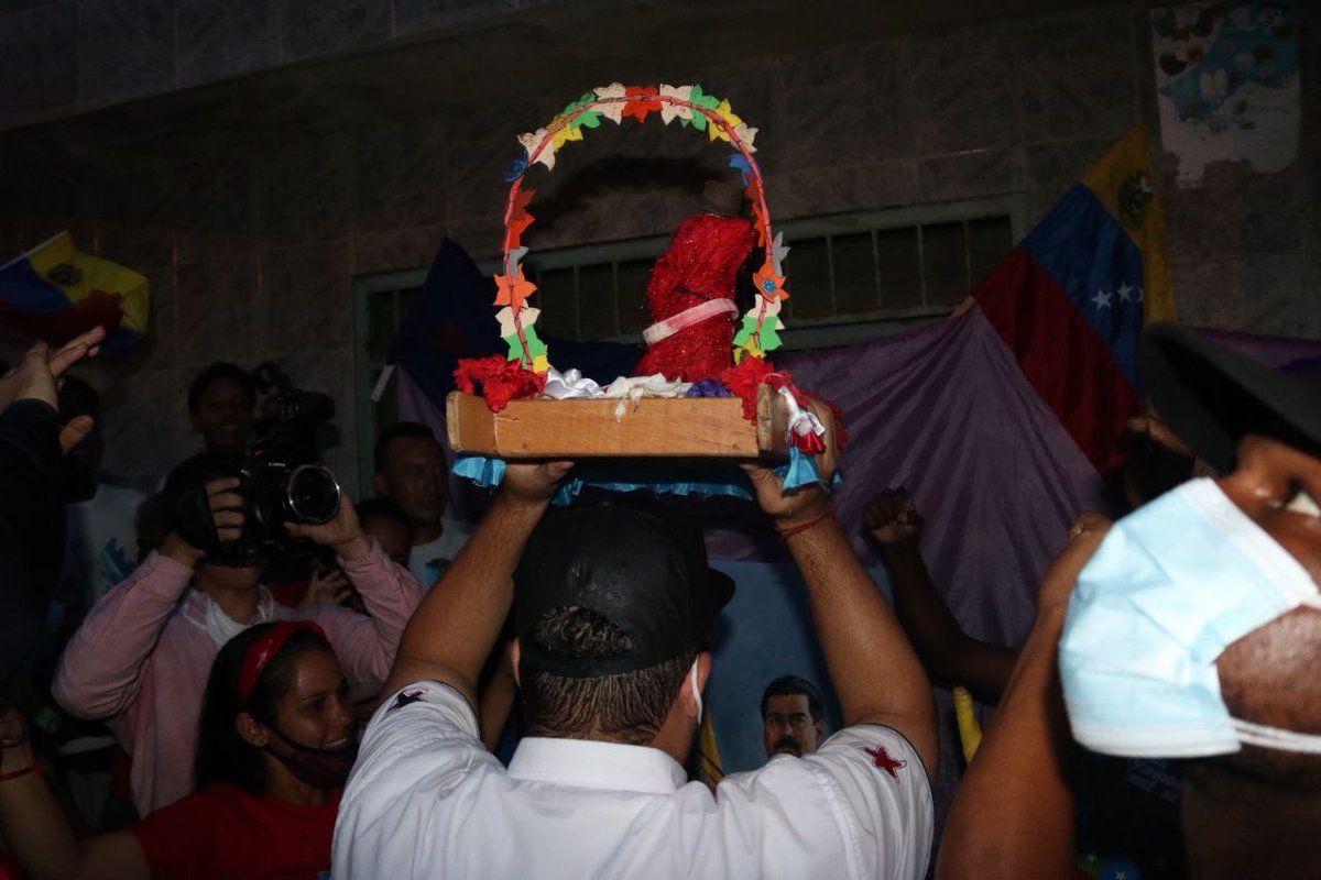 nicmaduroguerra's tweet photo. En Punta de Mulatos la alegría se apoderó de nuestro recorrido, esa es la energía que caracteriza a todo nuestro pueblo Guaireño. 

Luego chequeamos las RAAS con las estructuras del partido, para seguir construyendo el camino de la recuperación de nuestra Asamblea Nacional. https://t.co/v0SdrNybj8