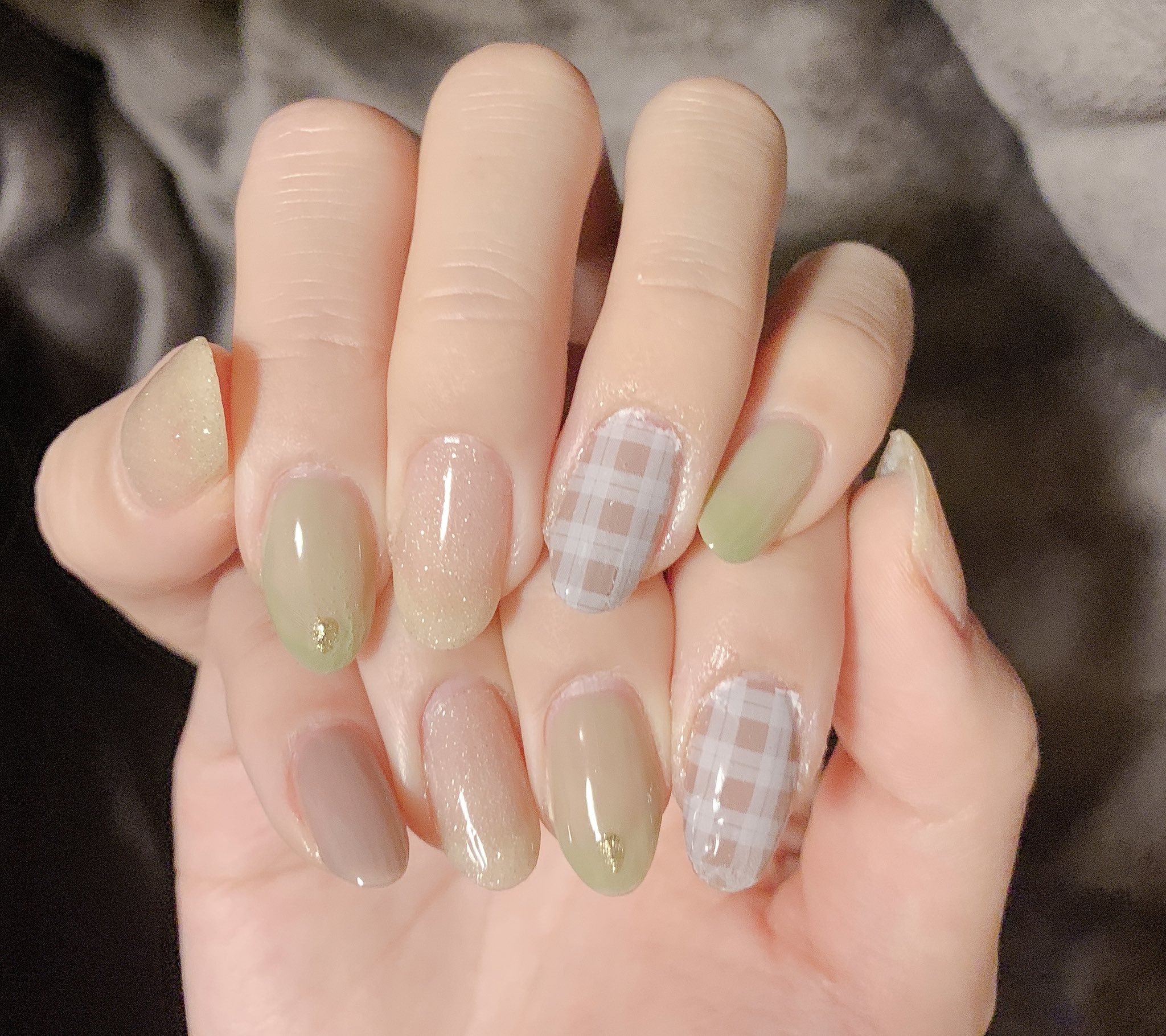 まろりん New Nail 流行りのラテカラーでほっこりネイル さりげないカラーですごく可愛い ブラウンの洋服と相性いいねっ ˆoˆ セルフネイル ラテネイル 秋ネイル 100均ネイル プチプラネイル フレンドネイル オリーブグリーン