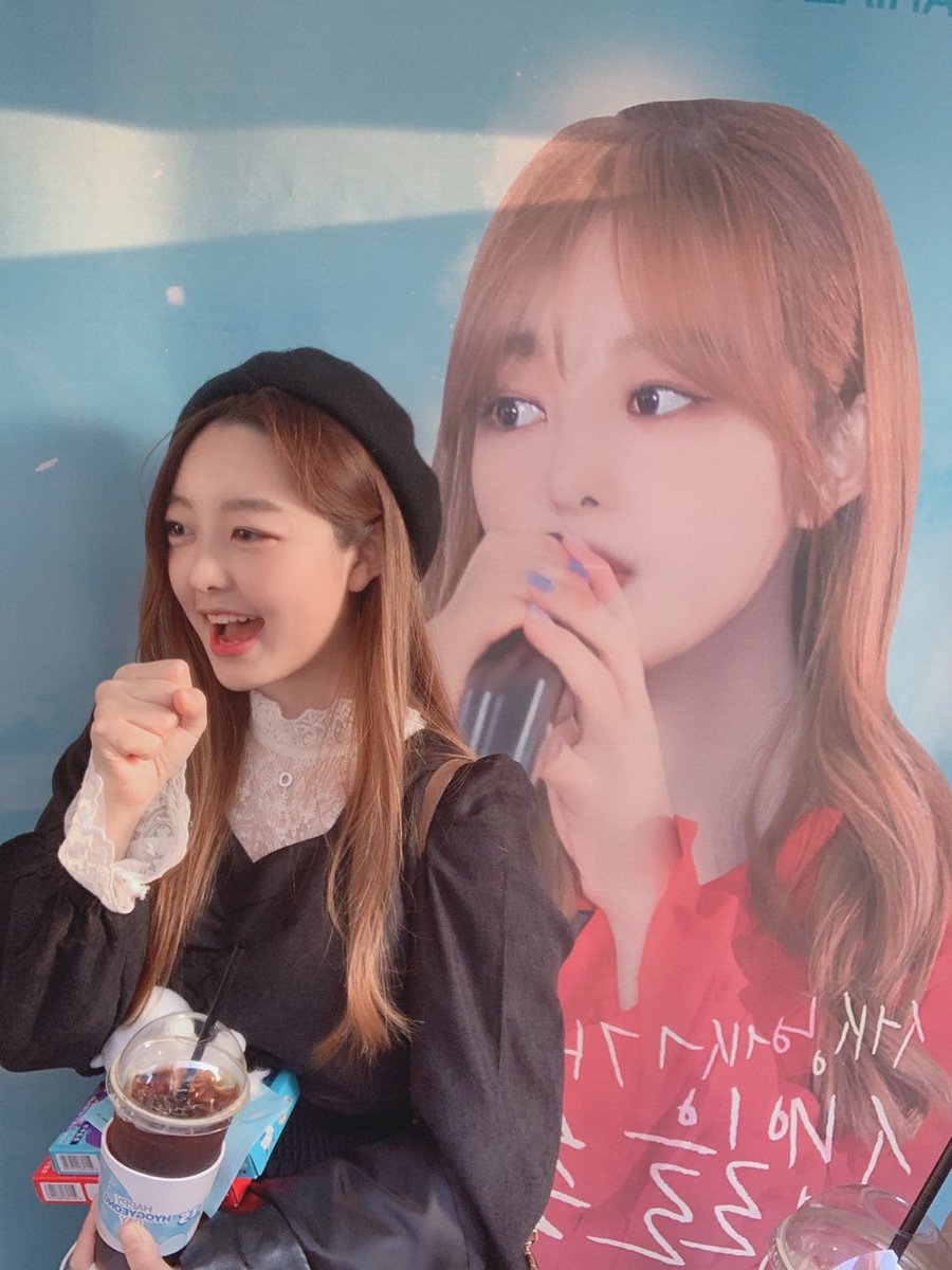 official_ARIAZ's tweet photo. #아리아즈_효경
세상에서 제일 
행복한 생일 만들어준 울 아쯔들💕
그리고 멤버들🥰 
너무너무 감사합니당😆
사룽해용❤️ https://t.co/cdpePS54dU