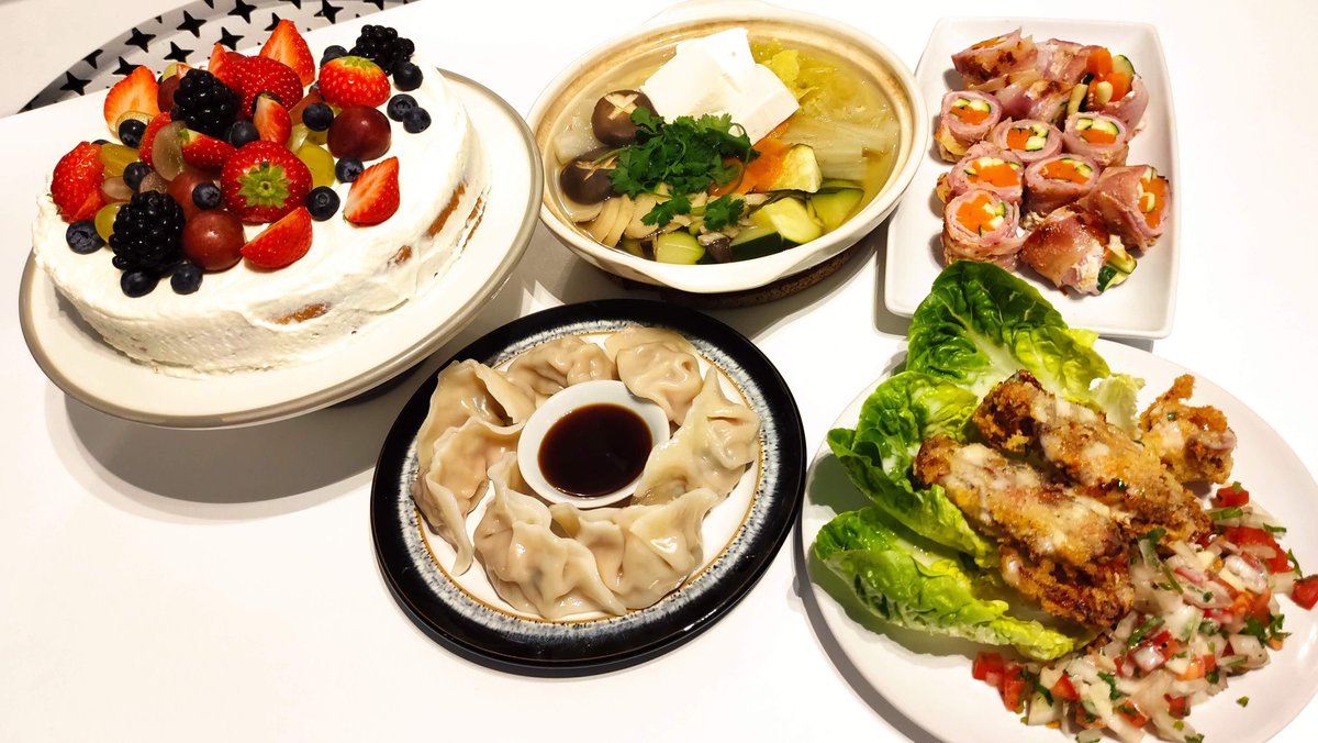 ukStrongMama's tweet photo. Hubby's Birthday Dinner
#FruitsBirthdayCake
#MeatRoll
#VegesPot
#CrispySoftShellCrab
#BoiledDumpling
https://t.co/waK7hD4IJ5 https://t.co/GvzD8qEC44