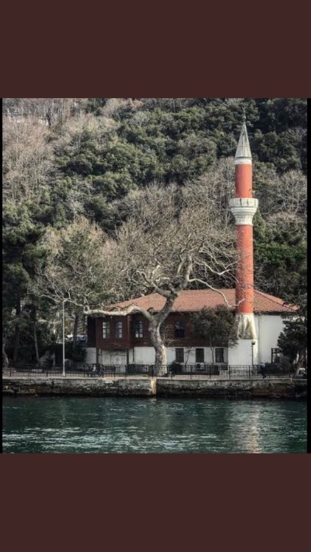 Üniversite yıllarında her fırsatta gidip Boğaz kıyısındaki minik bahçesinde kitap okuduğumuz, huzurla karşı kıyıyı izlediğimiz Vaniköy Camisi bugün yandı. Kapısı her daim herkese açıktı. İçi de dışı gibi güzelim detaylarla doluydu. Çok yazık, İstanbul için büyük bir kayıp.