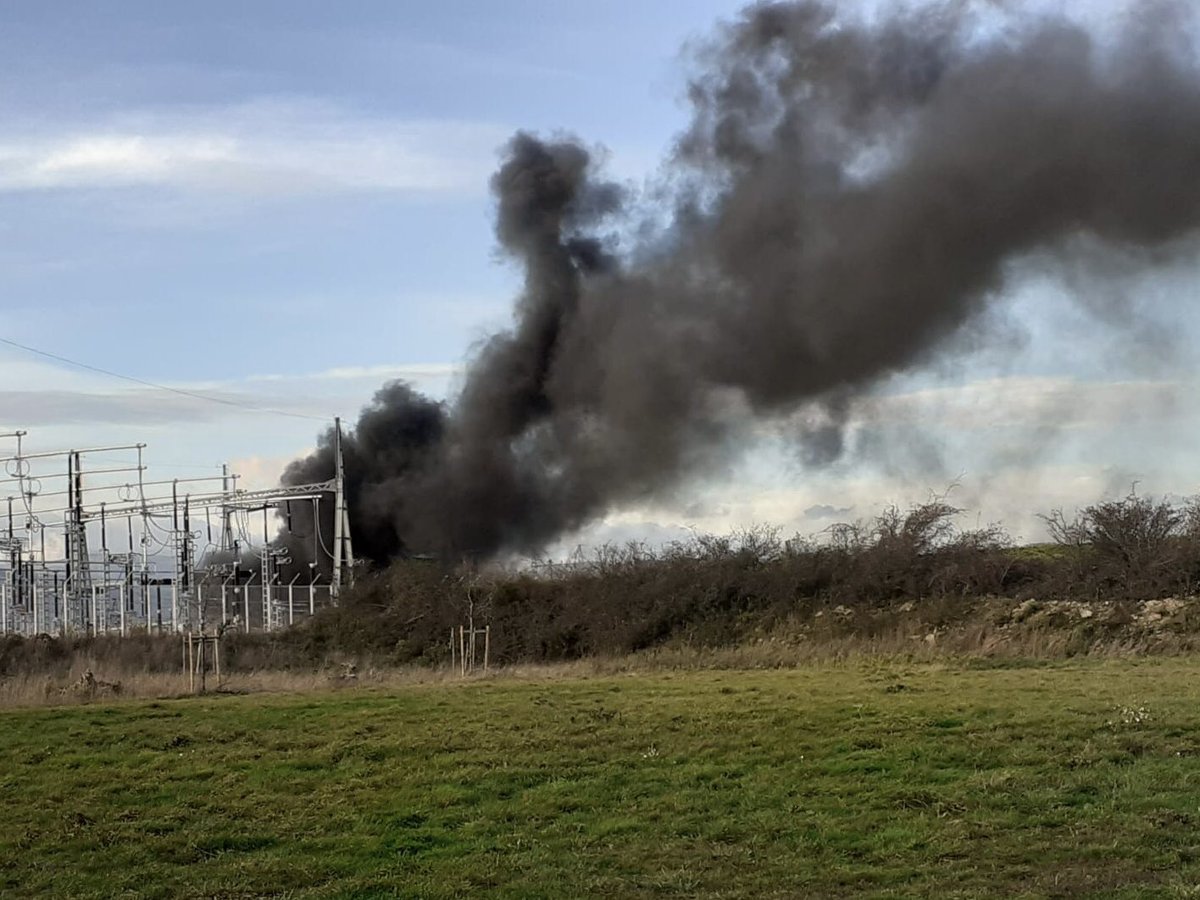 SDMIS69's tweet image. [INTERVENTION]

Ce dimanche matin 15 novembre,les sapeurs-#pompiers du #sdmis interviennent pour un feu de transformateurs électriques sur la commune d’Echalas , #RTE sur place assure la continuité électrique des riverains. Surveillance du site durant la journée.