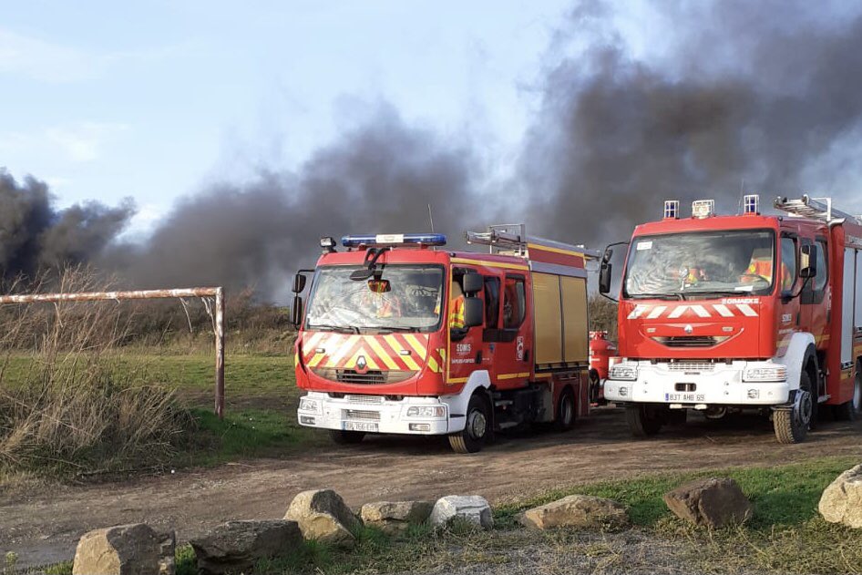 SDMIS69's tweet image. [INTERVENTION]

Ce dimanche matin 15 novembre,les sapeurs-#pompiers du #sdmis interviennent pour un feu de transformateurs électriques sur la commune d’Echalas , #RTE sur place assure la continuité électrique des riverains. Surveillance du site durant la journée.