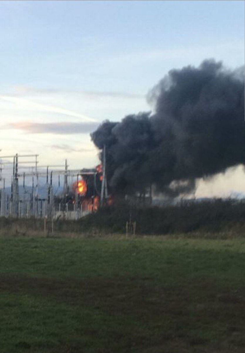 SDMIS69's tweet image. [INTERVENTION]

Ce dimanche matin 15 novembre,les sapeurs-#pompiers du #sdmis interviennent pour un feu de transformateurs électriques sur la commune d’Echalas , #RTE sur place assure la continuité électrique des riverains. Surveillance du site durant la journée.