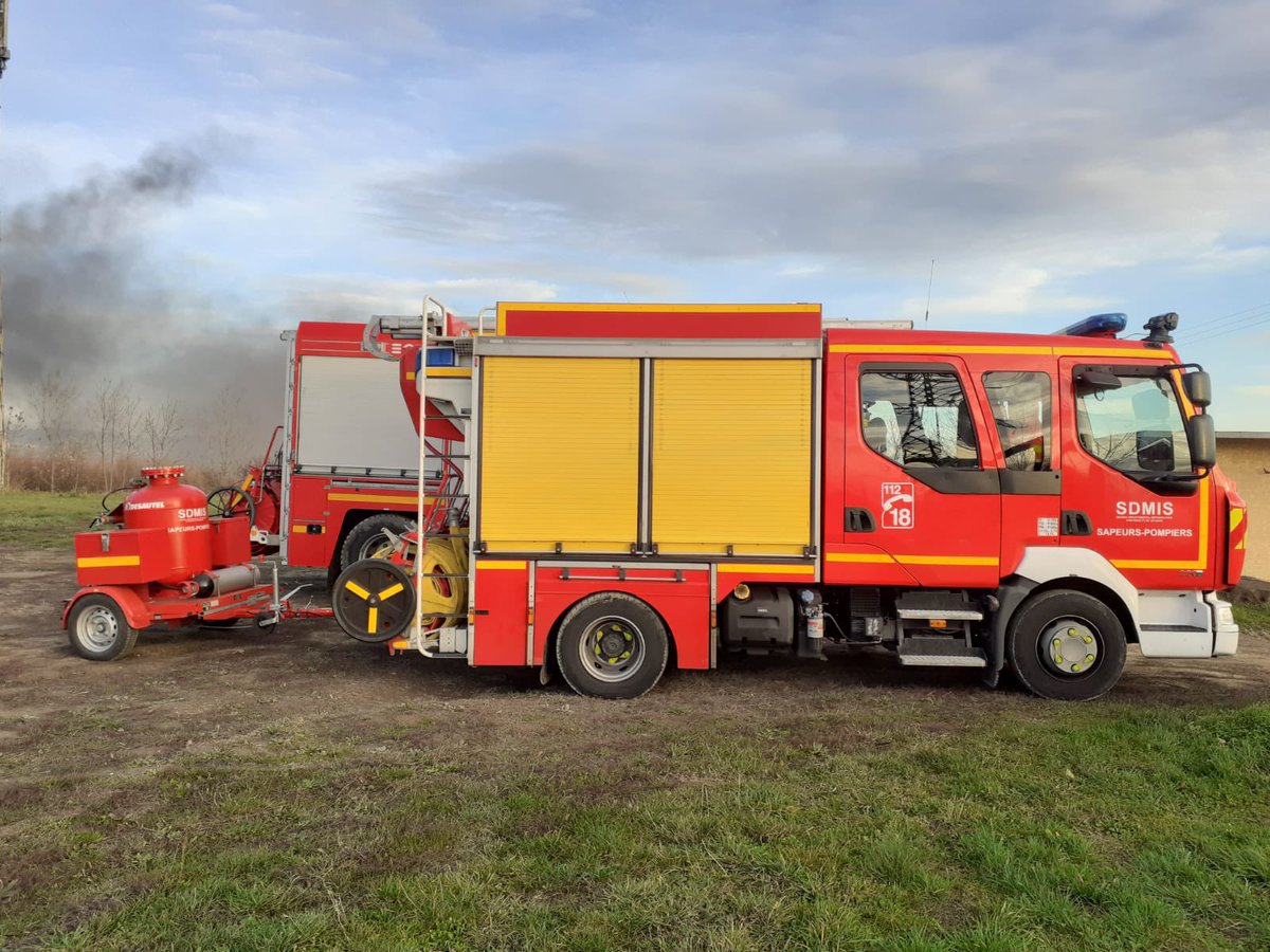 SDMIS69's tweet image. [INTERVENTION]

Ce dimanche matin 15 novembre,les sapeurs-#pompiers du #sdmis interviennent pour un feu de transformateurs électriques sur la commune d’Echalas , #RTE sur place assure la continuité électrique des riverains. Surveillance du site durant la journée.