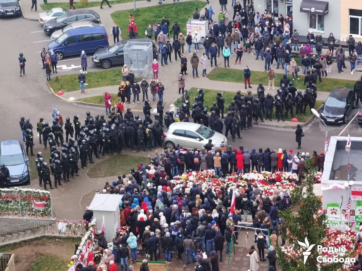 Belarusian women are incredibly fearless. They are protecting the people's memorial at Changes Square in #Minsk. Security forces are dispersing residents who gathered to show their respect and commemorate Raman Bandarenka #Belarus
