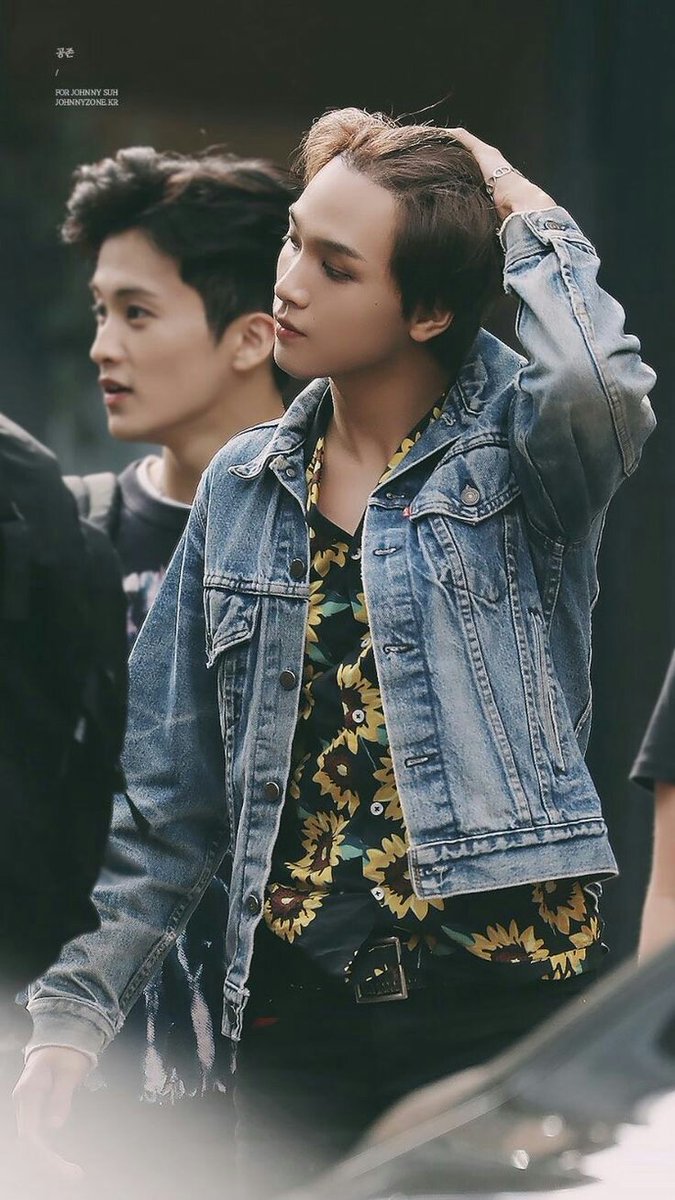 • Lockscreen. 

"Coba jelasin, kenapa?"
—haechan au.
