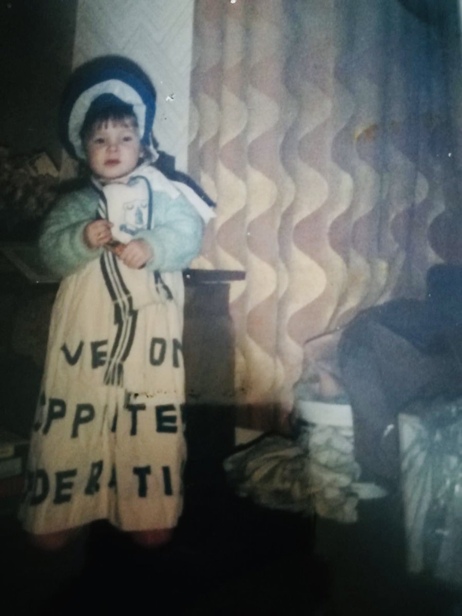 sarahdeboe's tweet photo. I found this photo of my next-door neighbour, & Evertonโs Toffeelady in the 80s. This from 1984. She was the last #Toffeelady to have the role for a long stretch of time. My dad recalls she accompanied players during the bus parade too. Nice little snippet of history๐ต๐๐ฝ#utft https://t.co/YjEhhOYUD8