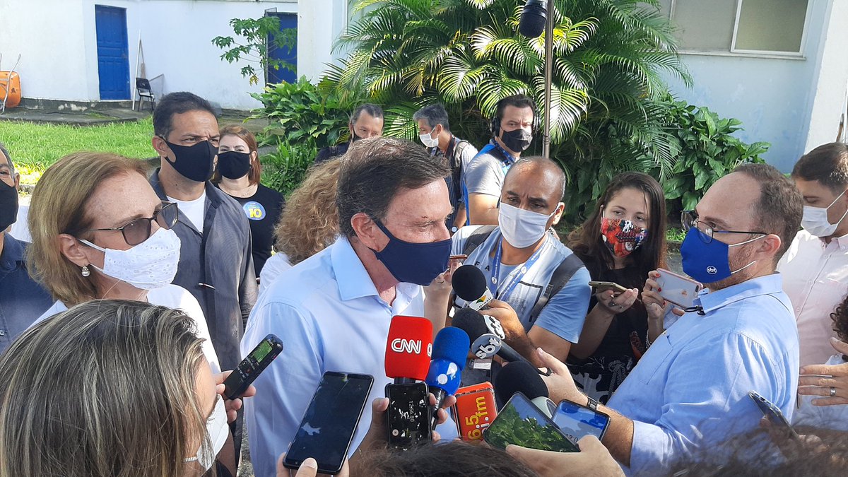 Rep_dansilveira's tweet photo. Depois de registrar seu voto ao lado da primeira-dama, o prefeito é candidato à reeleição Marcelo Crivella conversou com os jornalistas e se disse confiante em ir para a disputa em segundo turno. "Segundo turno é outra eleição", disse. #g1rio https://t.co/kYaAu0CNwB