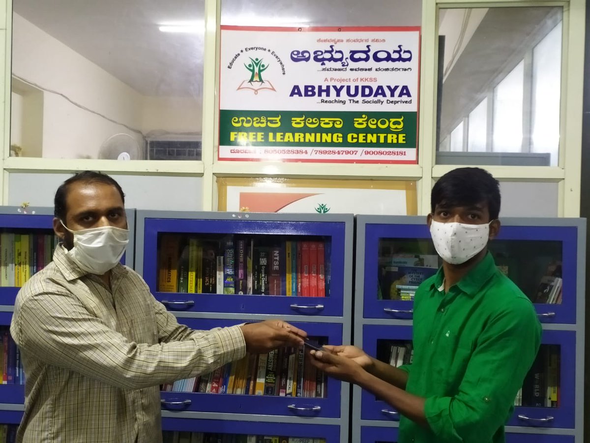 abhyudaya_kkss's tweet photo. #Abhyudaya team gifted smartphone to Vinod
From Kanakapura village, studying Bsc at Vijaya college and #UPSC aspirant. We thank @rohitb of @Budli_in
for supporting online education of socially deprived students. We thank @IndianPlogman
for connecting Abhyudaya to the donor https://t.co/FMexiqSYUn