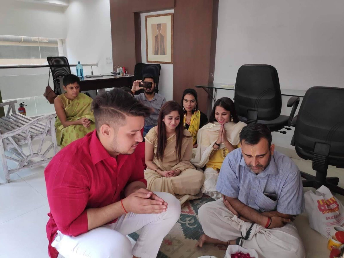 actimediaindia's tweet photo. 🪔#DiwaliThrowback🪔 with the good looking Actimedia Delhi squad!
#diwali2020 #HappyDiwali #BrandPR #ActimediaPRnDigital #Lifestyle #PR https://t.co/zUsLTTxSX0