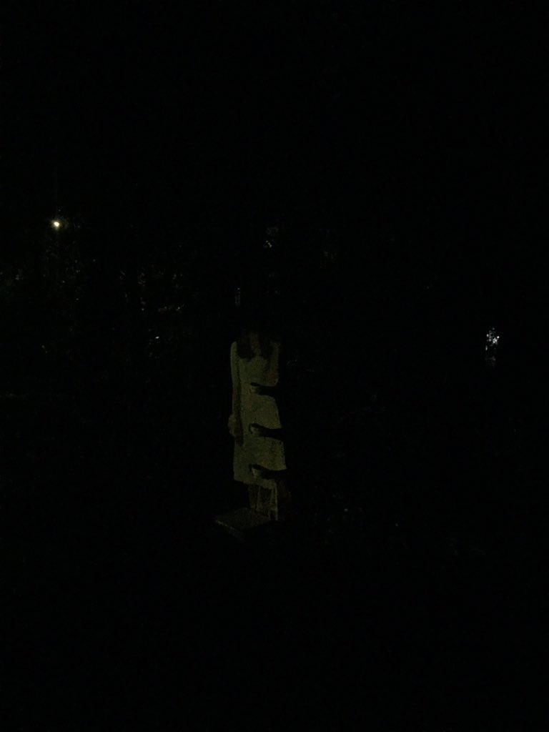 _05260093's tweet image. shuta ka @mainedcm, akala ko white lady, standee mo lang pala 😭