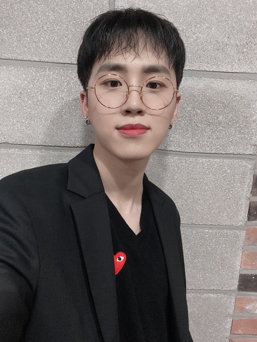 7OC_official's tweet photo. [#이솔]

로즈들 주말 잘 보냈길 바라고
오늘도 보고싶어요☺️

#세븐어클락 #영훈 https://t.co/CYWf8aGX3a