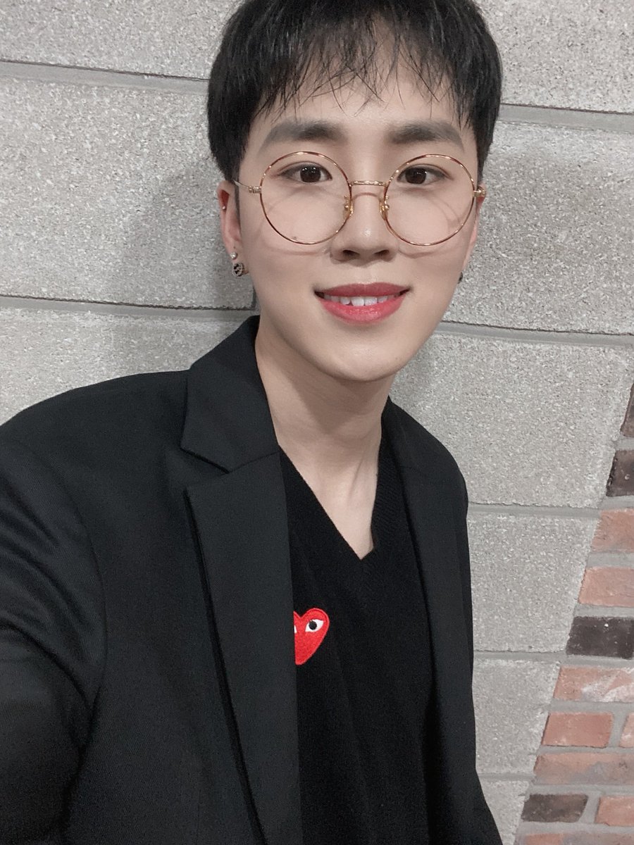 7OC_official's tweet photo. [#이솔]

로즈들 주말 잘 보냈길 바라고
오늘도 보고싶어요☺️

#세븐어클락 #영훈 https://t.co/CYWf8aGX3a