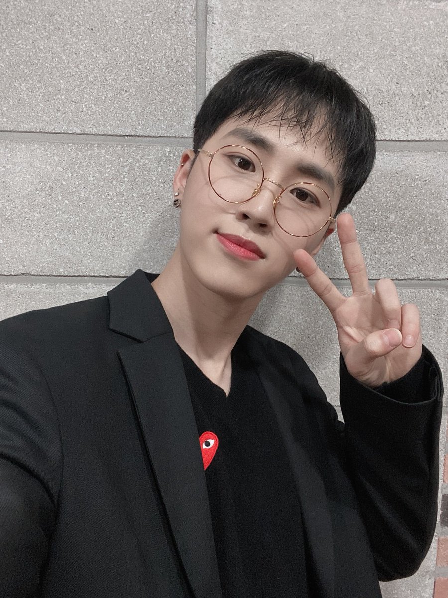 7OC_official's tweet photo. [#이솔]

로즈들 주말 잘 보냈길 바라고
오늘도 보고싶어요☺️

#세븐어클락 #영훈 https://t.co/CYWf8aGX3a