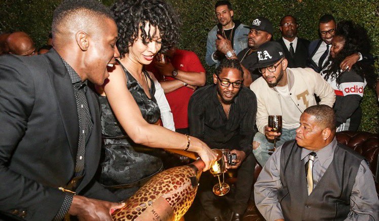 Et cette notion est très importante pour le premier sens de lecture de la cover. Il montre l’évolution de Kendrick, mais aussi l’évolution de ses amis par son propre biais.