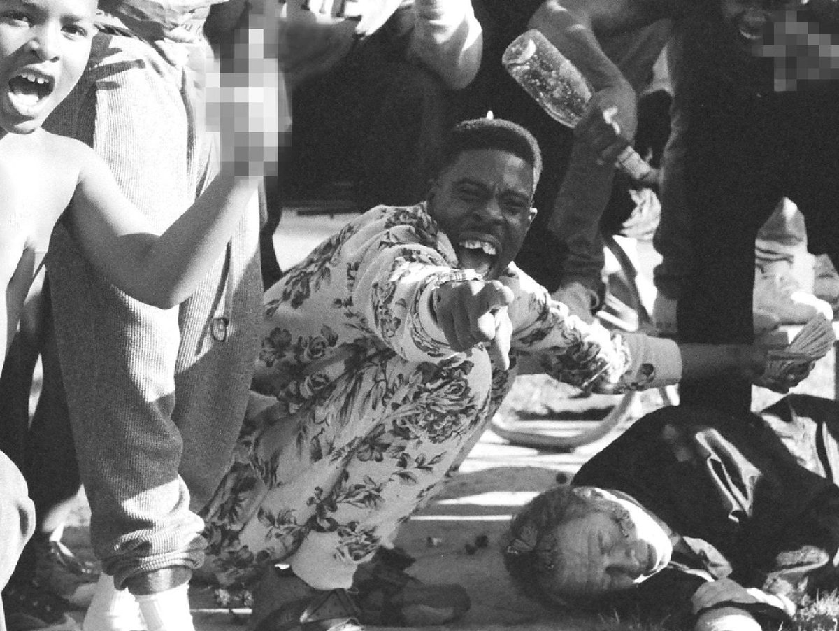 Cet homme a bien des représentations, tout d’abord la plus simple : cet homme est un juge. Un juge comme tant d’autres qui a enfermé tant de latinos et afro-américains à tort.Les amis de Kendrick fêtent donc la mort (le meurtre) de ce dernier.