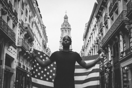 La deuxième hypothèse est que cet homme représente "le système". Le système qui oppresse les minorités, le système qui laisse des latinos et afro-américains mourir a cause de violences policières.