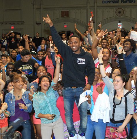 Encore une fois plusieurs représentations sont possibles. La 1ère est que ces deux jeunes garçons veulent ressembler à leurs aînés. Kenny nous montre ici qu’il est conscient de son pouvoir et son influence sur les jeunes.