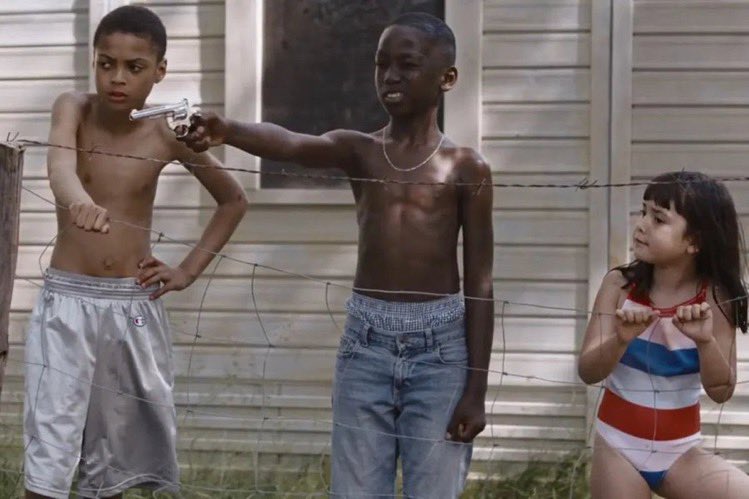 On peut aussi y voir une analyse sociétal, qui nous montre que la rue touche les jeunes de plus en plus tôt.En effet aux USA la criminalité touche de plus en plus des enfants de 6 ans à 12 ans selon les chiffres de l’UNICEF.