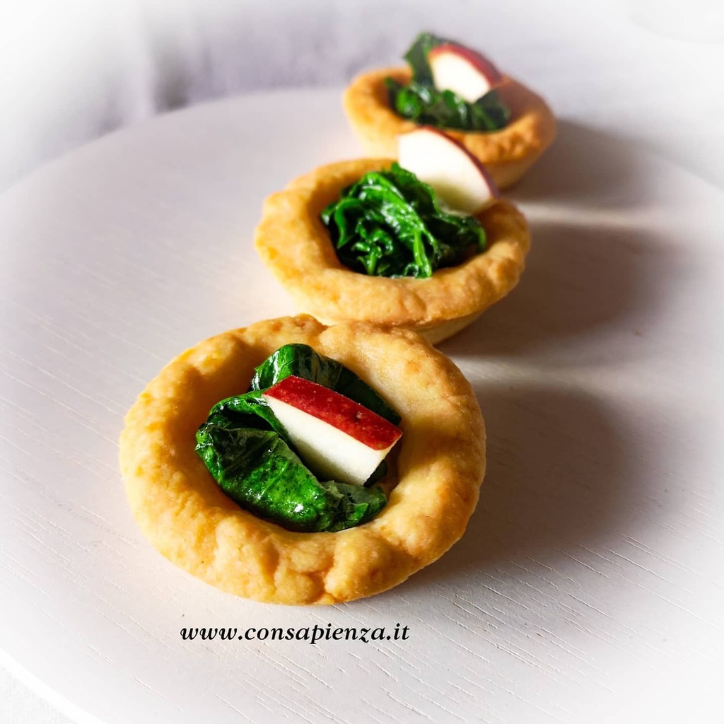 fede_sapienza's tweet photo. Buongiorno #consapienza salato oggi.😋
Una Tartelletta di Sableé al parmigiano, con spinacini saltati e mela annurca Igp. 😍 Da abbinare a bollicine italiane!
Buona domenica 👩🏻🍳🤗
#chefadomicilio #personalchef #cuocaadomicilio #ilovemyjob #melaannurca #sablee #parmigianoreggi… https://t.co/XpKZBu9NZE