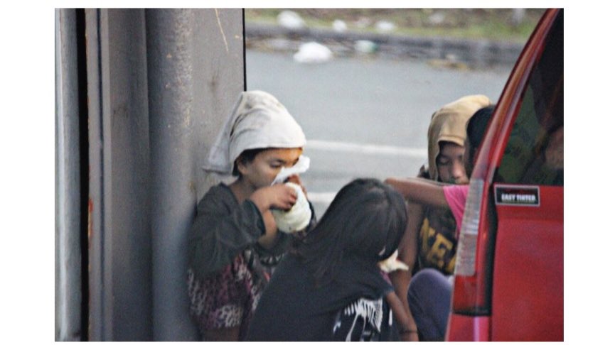 Keduanya mereka ini terdedah kepada masalah pelacuran dan hisap gam. Mereka juga mudah dipergunakan oleh penduduk tempatan untuk meminta sedekah “sindiket”.