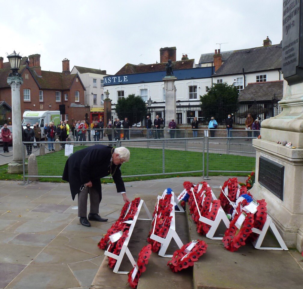 RotaryColchestr's tweet photo. ROTARY REMEMBERS ON 11th NOVEMBER
Colchester Rotary President Dave King laid a wreath at the War Memorial in Castle Park followed by recitals including “In Flanders Field” in memory of the fallen.
https://t.co/GnIi4LeTwc https://t.co/FSRUIqUyni