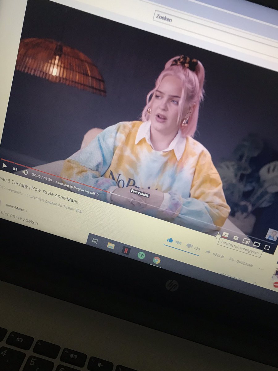 emilypeeraer's tweet photo. Sunday with @AnneMarie ✨ I love you girl 💛 #howtobeannemarie https://t.co/D5GuuDQ8LN