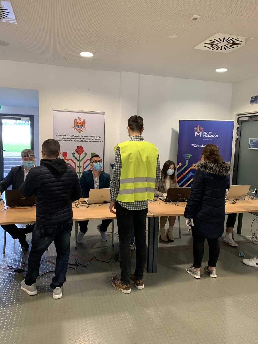 25. After 3 hours of queueing at the polling station in Frankfurt, I have finally voted. The ballots seem to be not enough because more people came to vote.