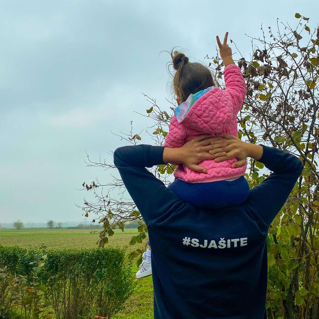 SlooboOGORC's tweet photo. Glasao sam jer: 

- Nema smisla da kanalizacija košta koliko i voda za piće.
- 'EkoDeponija'  se nalazi među kućama i naseljima.
- Asfalt će završiti - ako pobjede.
- Mladih nema nigdje.
- Ne želim da nas trujete nacionalizmom.
- Želim da Dunja odrasta u svom gradu. 

#Sjašite https://t.co/WFP3Qa6tFP