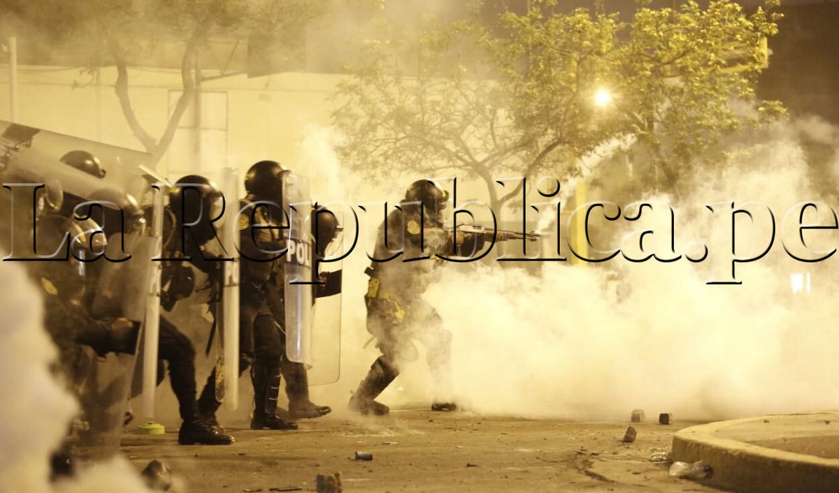 larepublica_pe's tweet photo. #FOTOGALERÍA | Imágenes de la represión policial cometida en el Centro de Lima durante la segunda marcha nacional contra el régimen de Manuel Merino. Dos jóvenes fueron asesinados y se reportan más de 100 heridos. ► https://t.co/36eXLQFmCA
📷Oswald Charca y Antonio Melgarejo https://t.co/wLX3eqN7wb