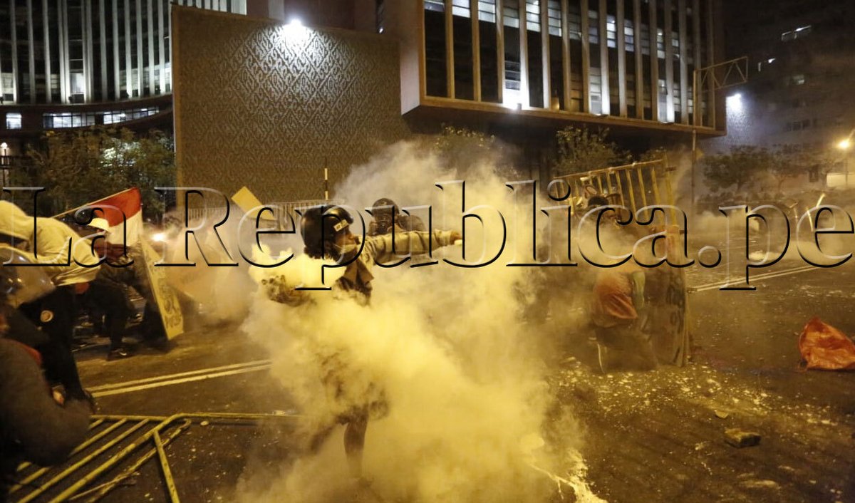 larepublica_pe's tweet photo. #FOTOGALERÍA | Imágenes de la represión policial cometida en el Centro de Lima durante la segunda marcha nacional contra el régimen de Manuel Merino. Dos jóvenes fueron asesinados y se reportan más de 100 heridos. ► https://t.co/36eXLQFmCA
📷Oswald Charca y Antonio Melgarejo https://t.co/wLX3eqN7wb