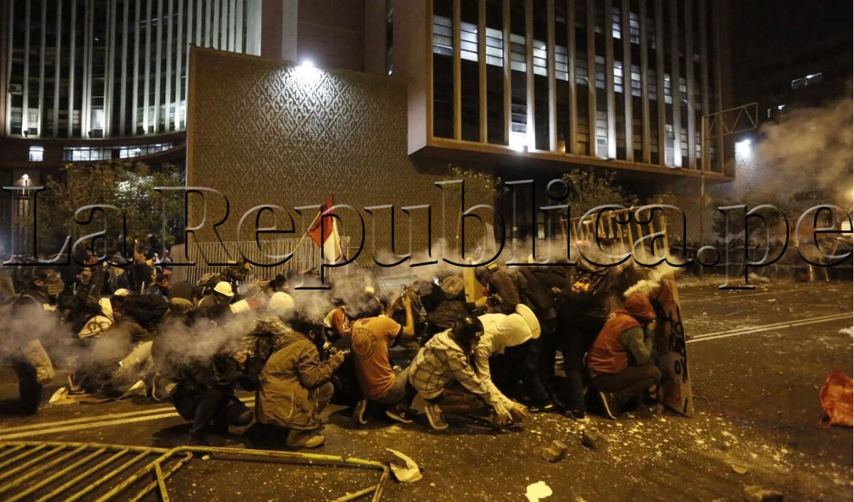larepublica_pe's tweet photo. #FOTOGALERÍA | Imágenes de la represión policial cometida en el Centro de Lima durante la segunda marcha nacional contra el régimen de Manuel Merino. Dos jóvenes fueron asesinados y se reportan más de 100 heridos. ► https://t.co/36eXLQFmCA
📷Oswald Charca y Antonio Melgarejo https://t.co/wLX3eqN7wb