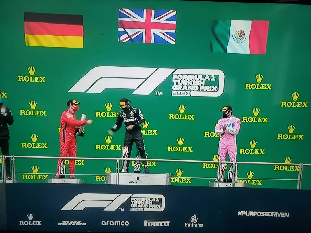 AutosMni's tweet photo. Gran momento @LewisHamilton @SChecoPerez #Svettel #GPTurquia https://t.co/LTIt9MgeL9