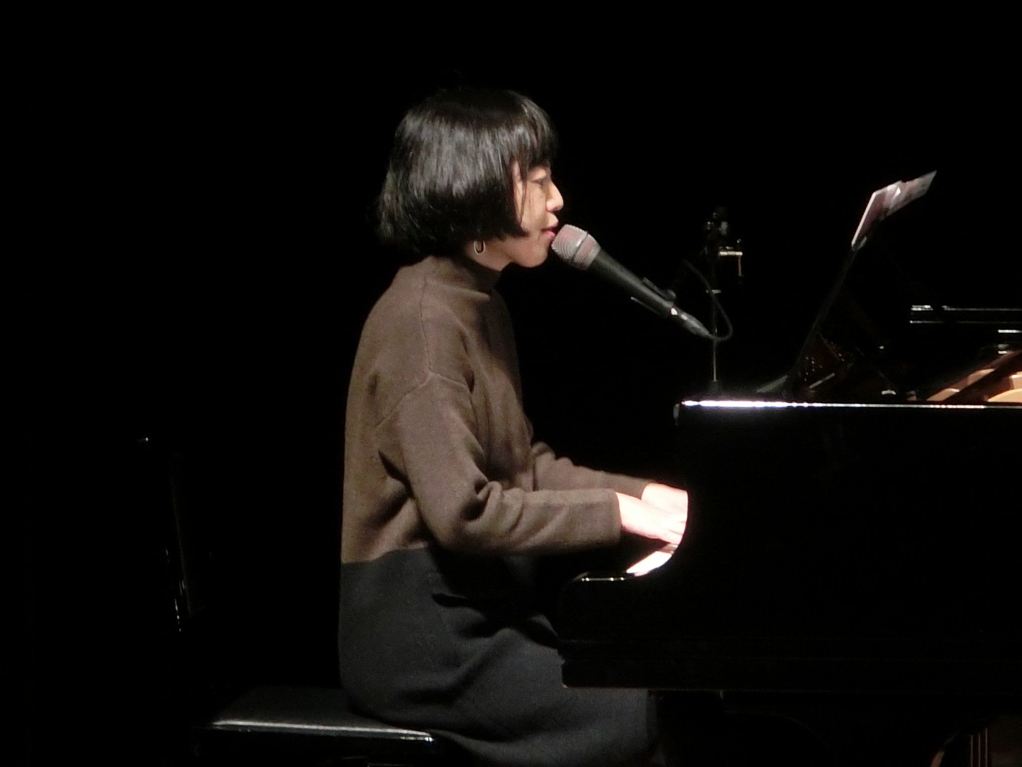 Rn ストラト 名もない花たちの会 主催のチャリティーコンサートで幹さんのライブを見て来ました ハレル夜 ともに歩こう Soil 光 青の軌跡 アンコール でした 幹miki